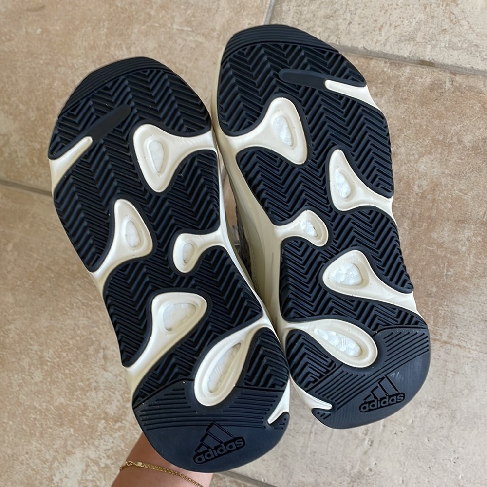 BNWT Yeezy Boost 700 V2 shoes - Picture 6 of 6